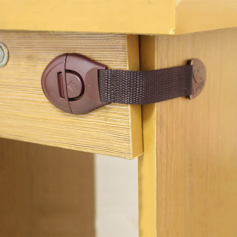 5 ピース/ロットブラウンキャビネット安全ロックベビー家具ド - Furniture Hardware Bolts のレビューと価格