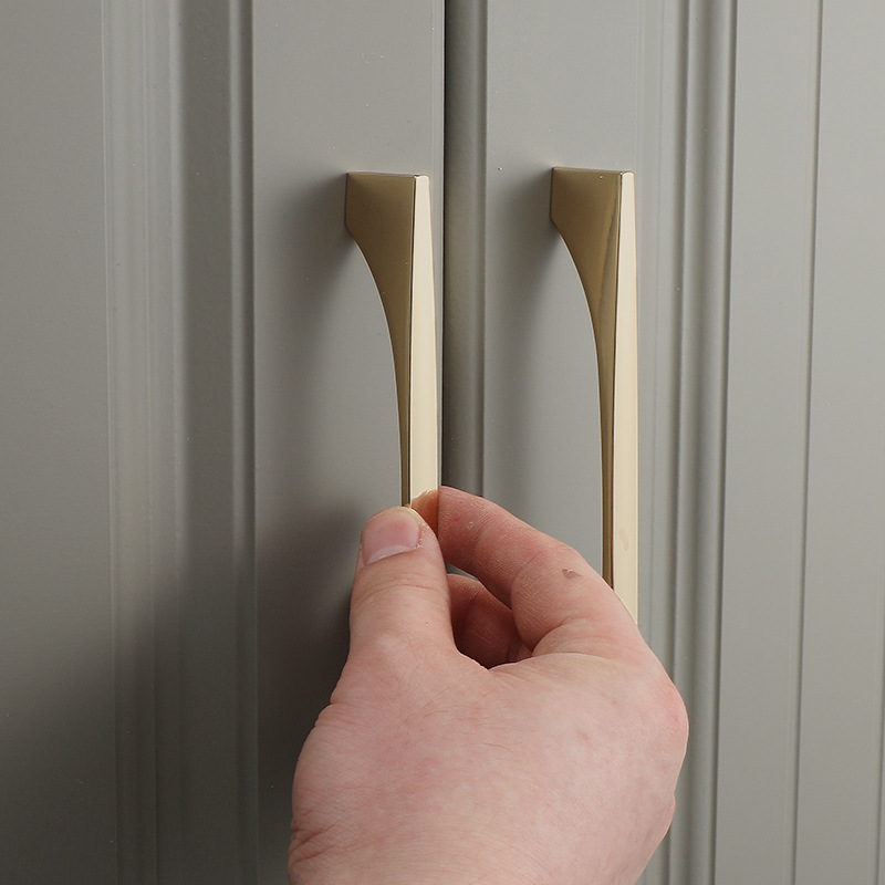 亜鉛合金ブライトゴールドキッチンキャビネットドアハンドルモダ - Drawer Pull Gold のレビューと価格
